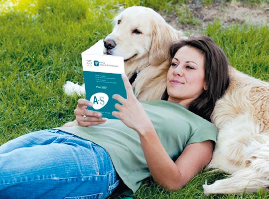Mujer leyendo el cuadro m�dico acompa�ada de un perro