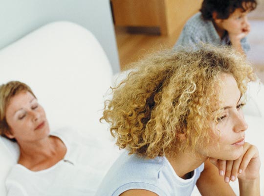 Mujer pensativa con familia