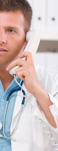 M�dico atendiendo una consulta telef�nica