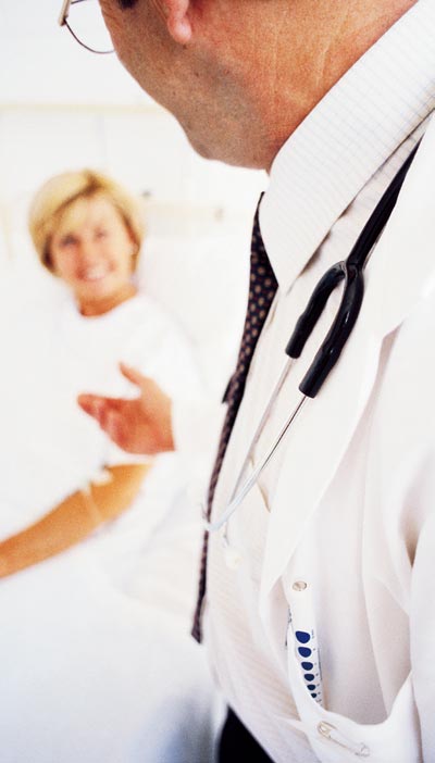 M&eacute;dico visitando a un paciente en el hospital