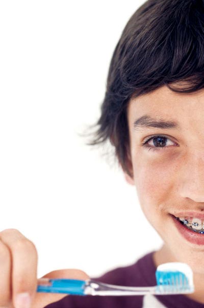 Nen amb ortod�ncia a punt de raspallar-se les dents