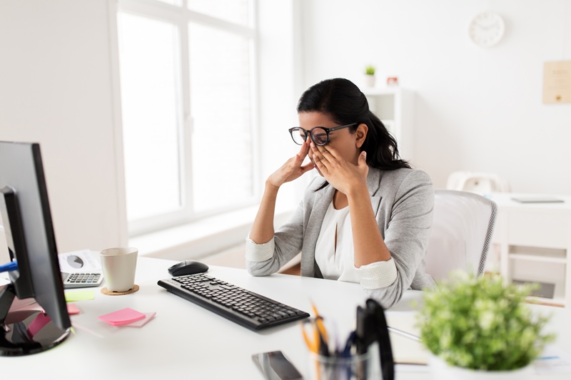 mujer cansada con gafas