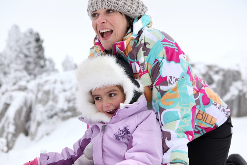 Madre e hija jugando en la nieve