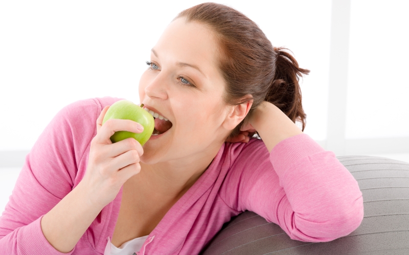 comiendo manzana