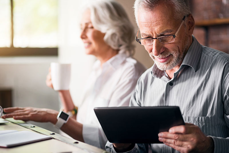 pareja senior usando tablet