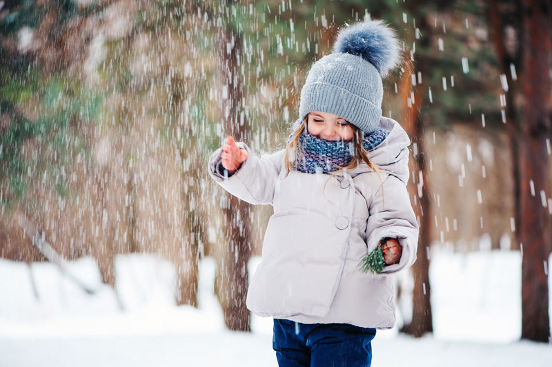 niña jugando en la nieve