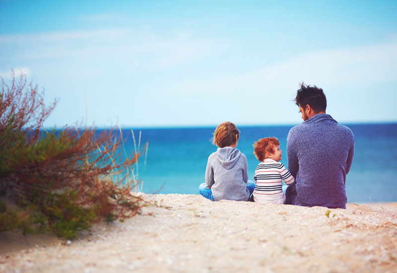 Padre e hijos en la playa