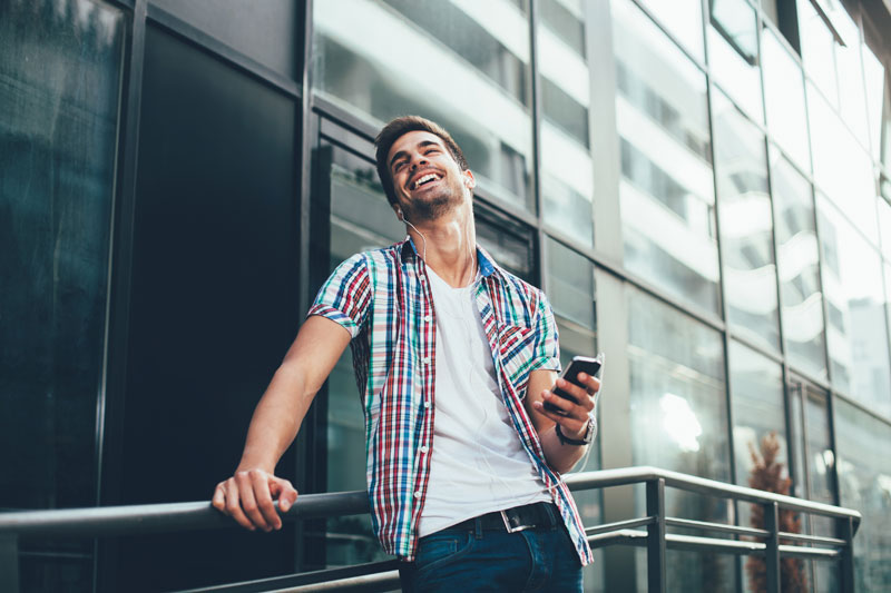 Hombre escuchando música con auriculares