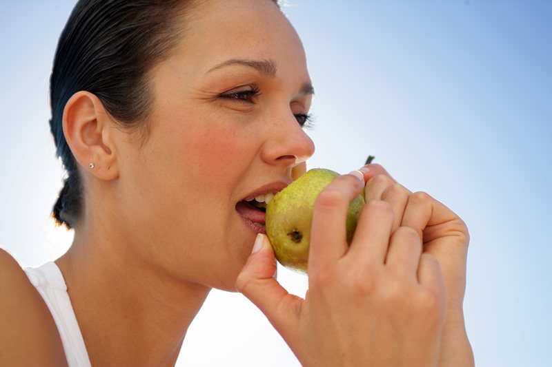 Mujer mordiendo una manzana