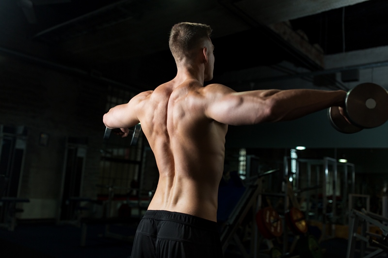 Hombre en el gimnasio