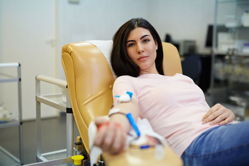 Mujer donando sangre