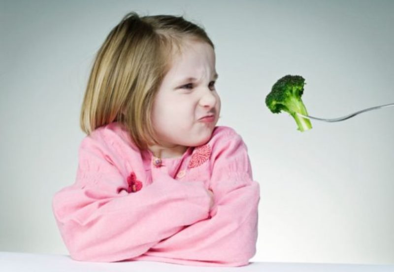 Niña con brócoli