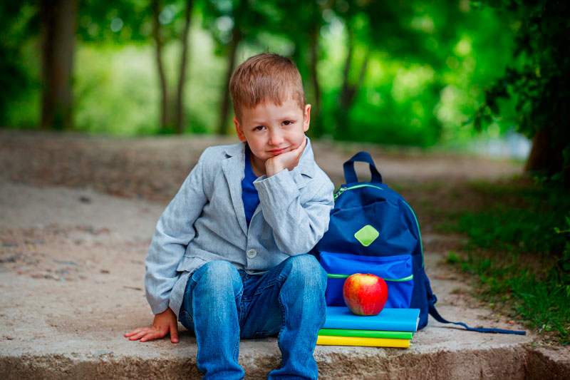 niño con mochila