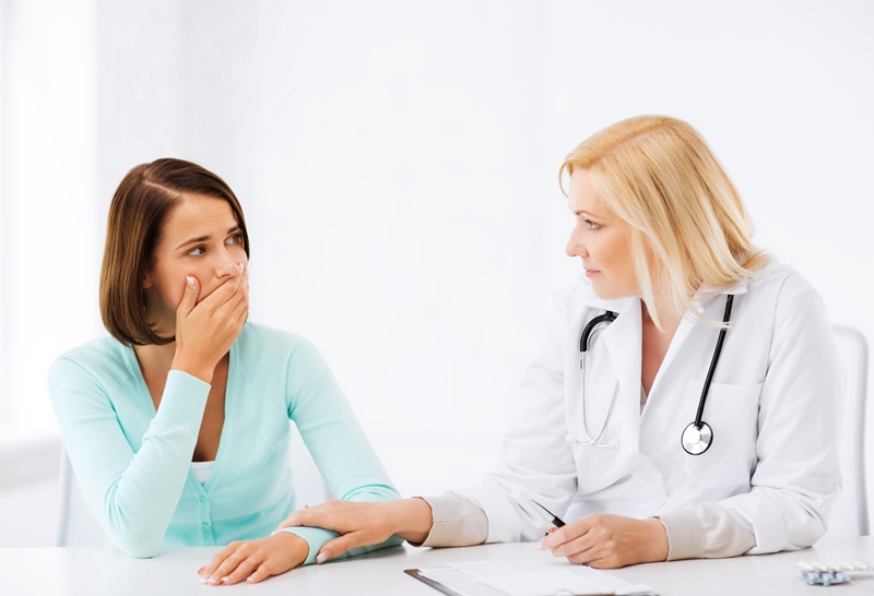 doctora con paciente de cáncer