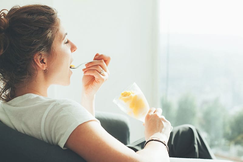 Menjar a poc a poc i mastegar bé els aliments, un hàbit molt saludable