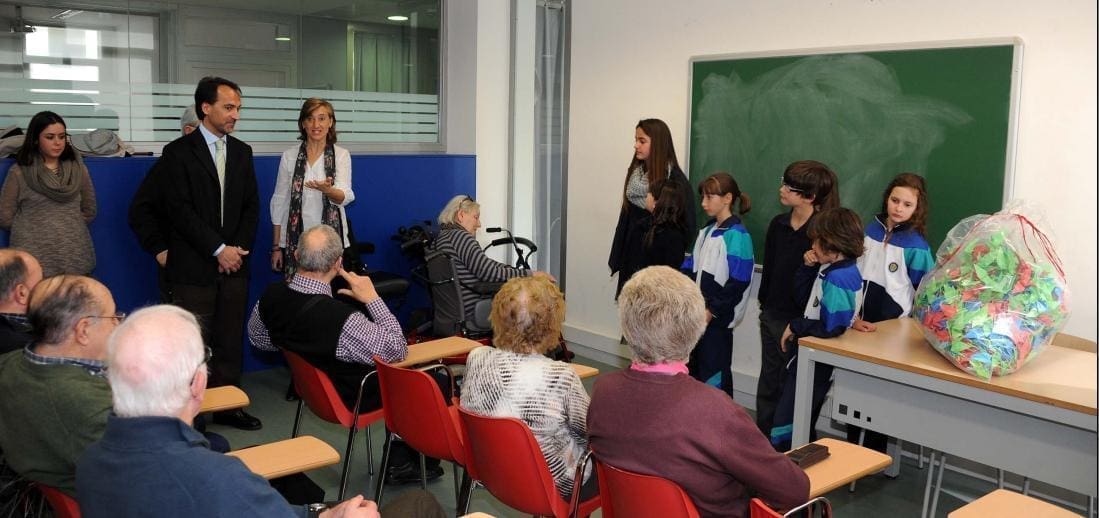 1.000 origamis para desear salud a personas afectadas por enfermedades neurodegenerativas en Sant Cugat