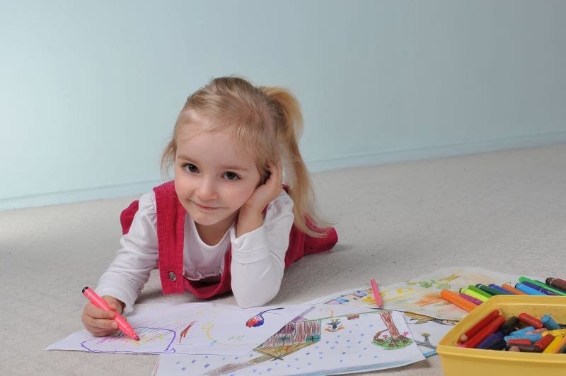 Niña dibujando