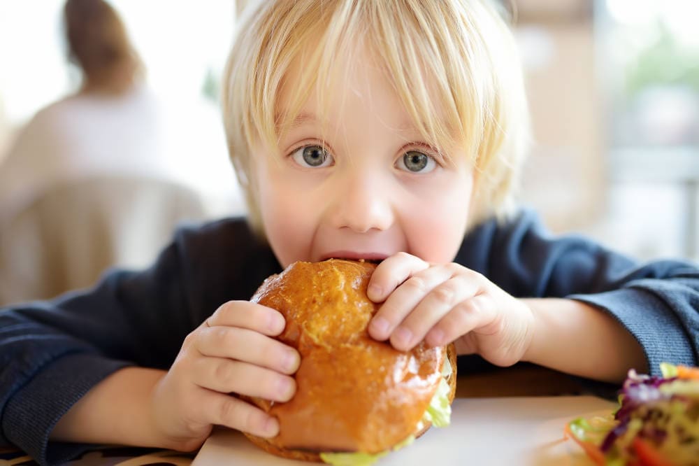 Cuatro hábitos que aumentan la obesidad infantil sin que nos demos cuenta