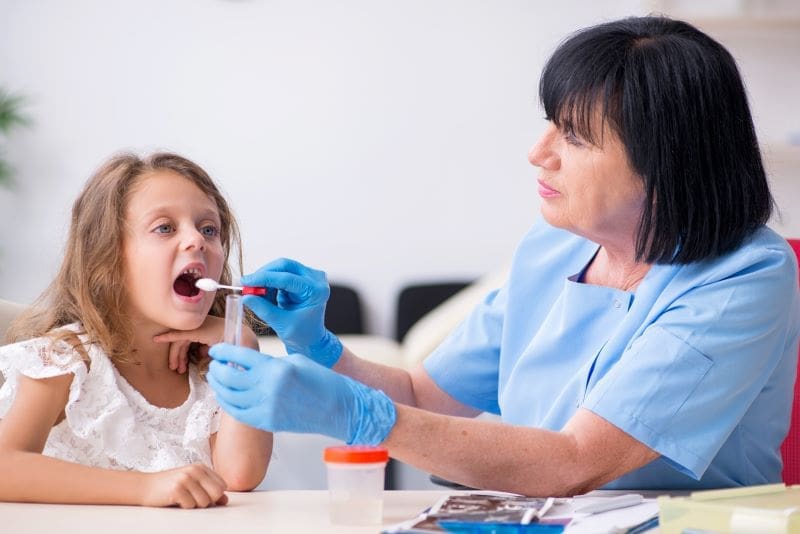 Aftes bucals en els infants: per què apareixen, quin tractament cal seguir i com es calmen