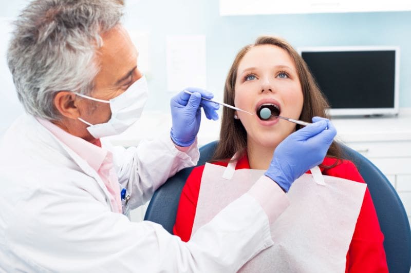 Cómo drenar un absceso dental en casa